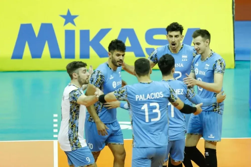 Con los sanjuaninos Lima y Sánchez, la selección de vóley ganó sin problemas en el debut