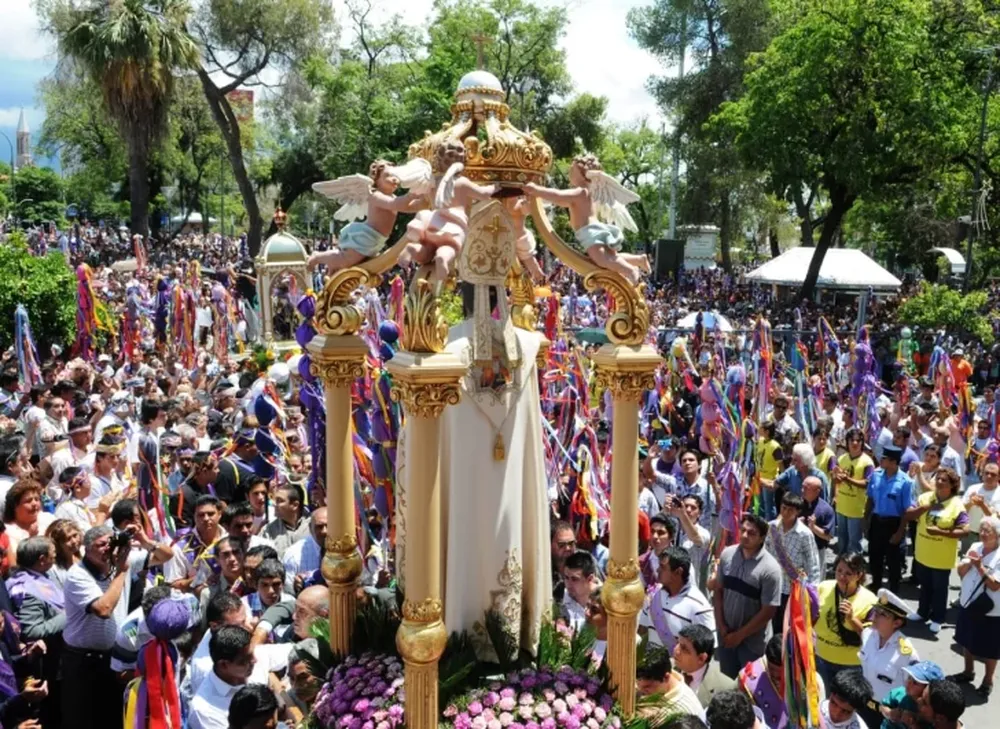 Cada 31 de diciembre en la capital de La Rioja se vive el ‘Tinkunaco‘, la ceremonia más importante de religiosidad popular que recuerda el alzamiento diaguita contra los españoles durante 1593.