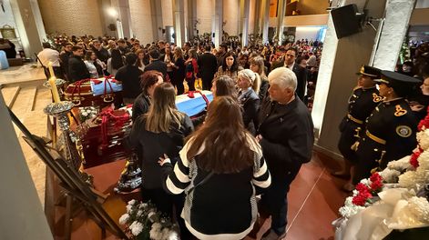 En la Catedral continúa el funeral de los 4 sanjuaninos fallecidos en la tragedia aérea.