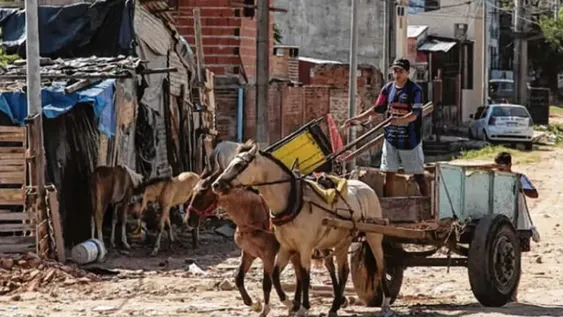 La pobreza es la más alta desde 2006 y le pega más a los chicos