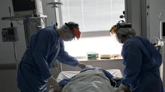 Afirman que aumentó el tiempo promedio de internación en las terapias intensivas covid