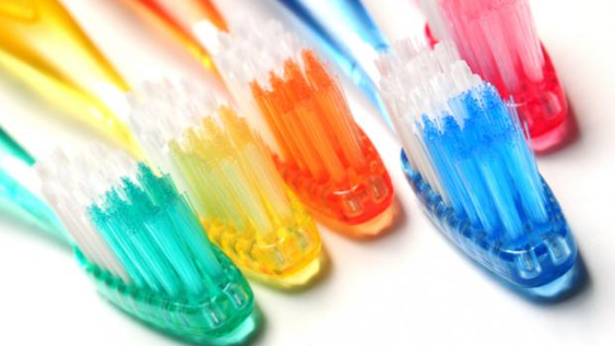 Cómo elegir el cepillo de dientes adecuado y la forma de cuidarlo