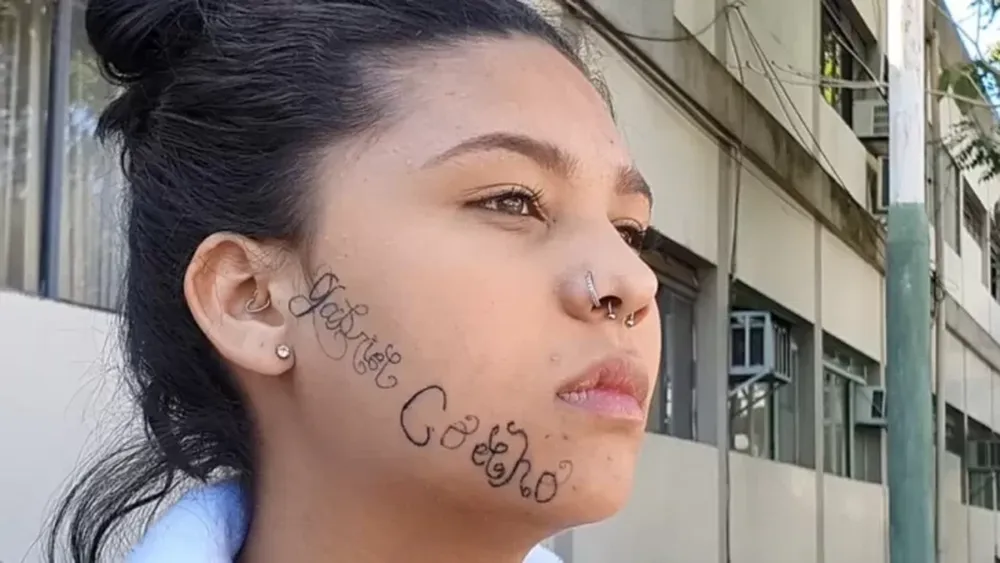 Exnovio la ató de manos y le tatuó su nombre para marcarla como de su “propiedad”