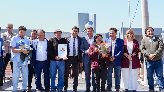 Marcelo Orrego encabezó la entrega de 118 viviendas en el primer sector del Barrio Malvinas Nos Une, en Angaco.