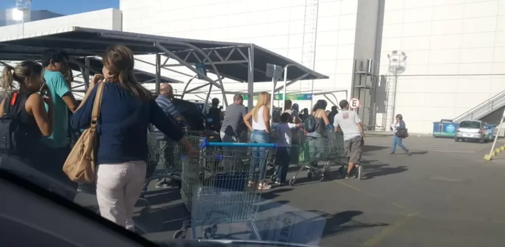 Largas filas en los supermercados locales en la previa de los anuncios de Fernández