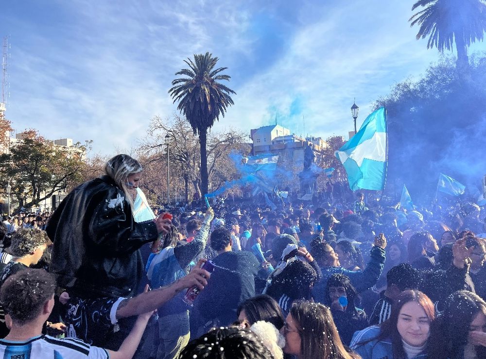 Miles de sanjuaninos se dieron cita para celebrar la heroica de la Selección argentina en Atlanta. Fotos: Daniel Arias.
