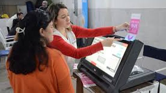 Ciudad desdoblará elecciones para frenar la amenaza de LLA