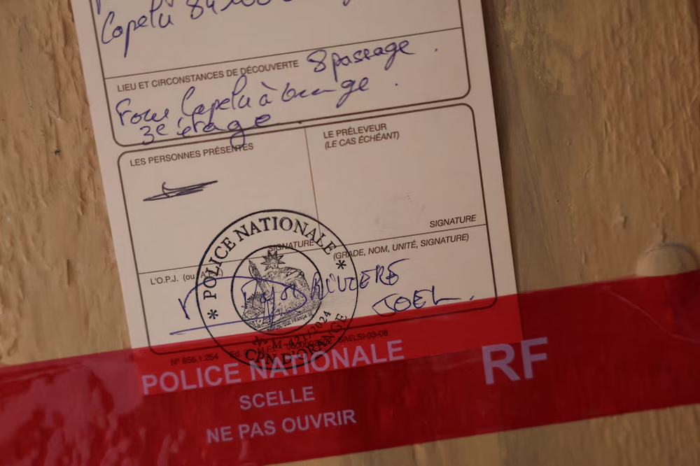 Sellos policiales en la puerta del departamento en Orange, Francia, donde la polic&iacute;a hall&oacute; los restos de cinco reci&eacute;n nacidos guardados en cajas de cart&oacute;n, tras el parto de un beb&eacute; sano el 27 de julio (28 de julio de 2026, Thibaud