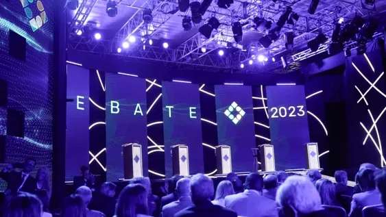 Cuáles son los asesores e invitados que acompañan a cada candidato en el recinto del debate