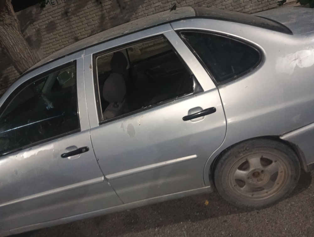 El automóvil dañado en las adyacencias de la cancha de Desamparados