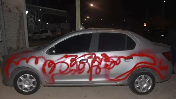 Insisten en que dos policías que echaron pintura al auto de otro, no delinquieron