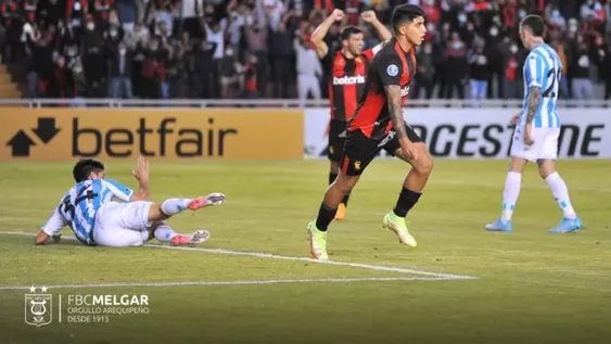 Melgar goleó a Racing y le arrebató la punta