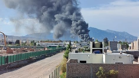 Un denso humo negro alertó a los vecinos del Parque Industrial de Chimbas.