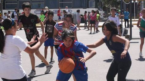 Calor y entusiasmo en un  polideportivo improvisado