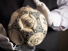 Subastarán la pelota de la Mano de Dios y el Gol del Siglo de Maradona