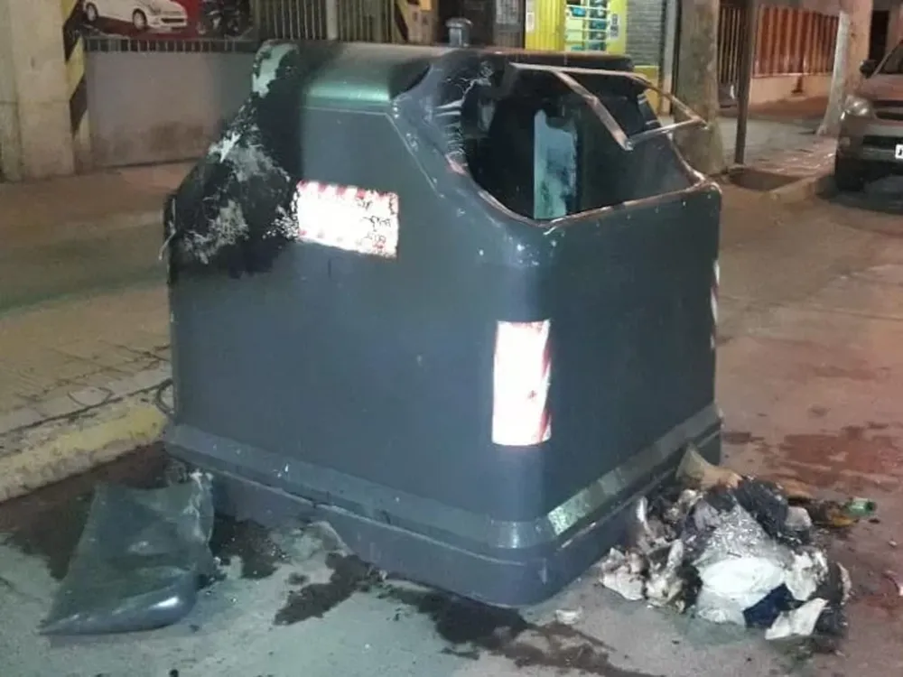 Se incendió un contenedor y dañó parte de un auto estacionado