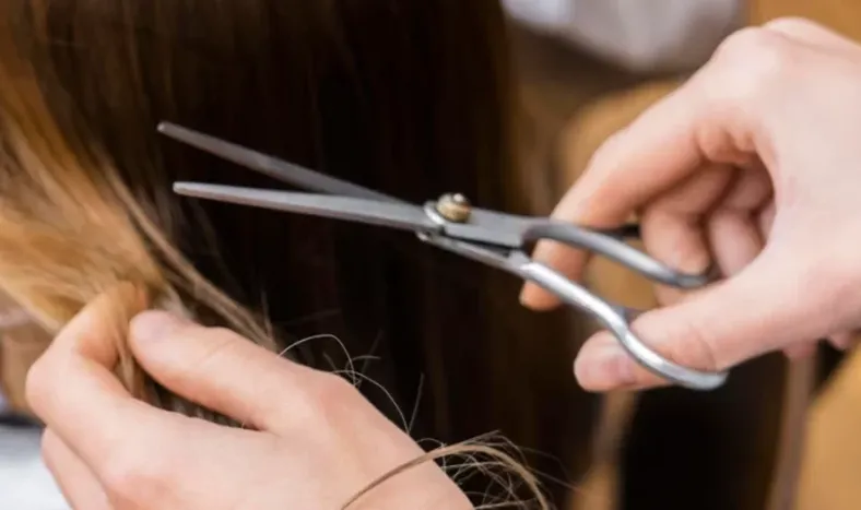 Cómo influye el calendario lunar a la hora de cortarse el pelo: las sugerencias de una experta.