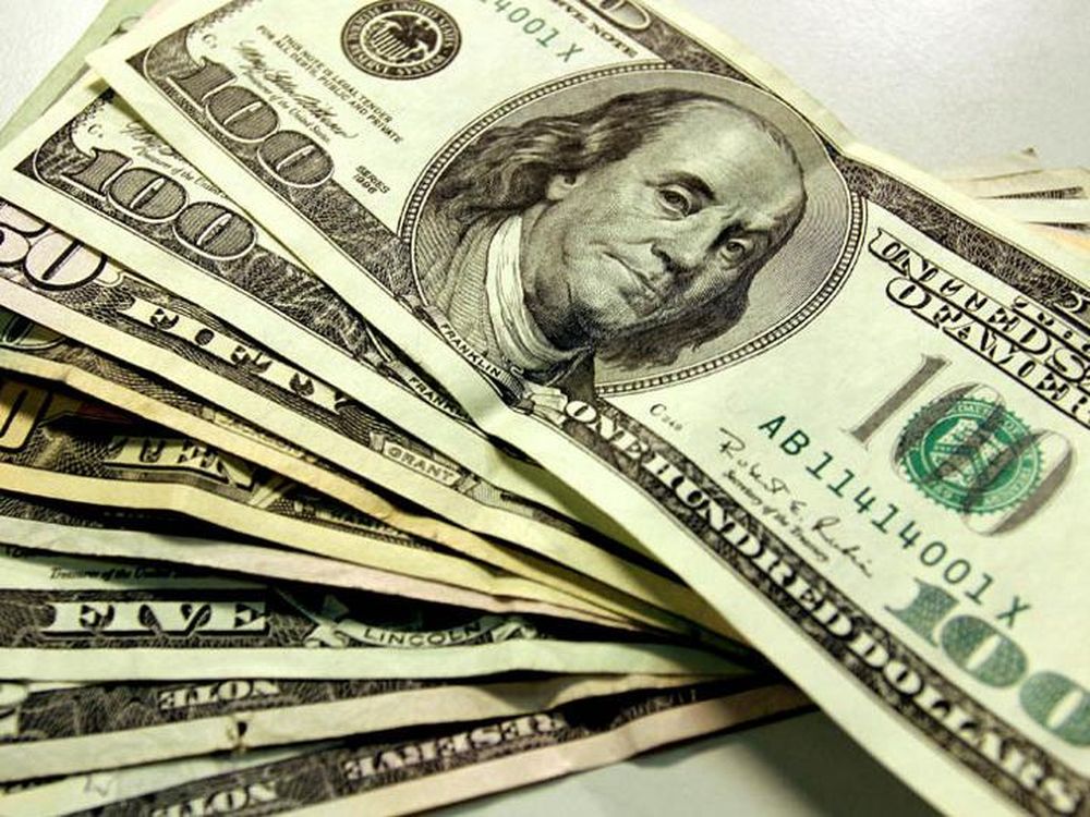 Por tercer día consecutivo, el dólar blue bajó y cerró este viernes a $148