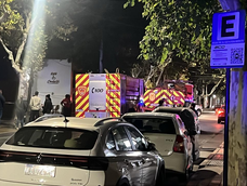 Incendio de un auto en una cochera. Incendio de un auto en una cochera.
