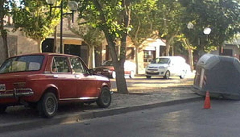 El auto chocado contra un contenedor y abandonado había sido robado esta mañana