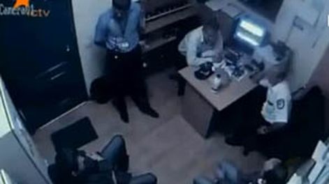 Brutal crimen de tres policías conmociona a Ucrania