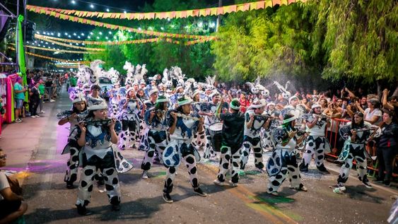 Anoche arrancó el Carnaval de la Familia, en San Martín, ante un público multitudinario.