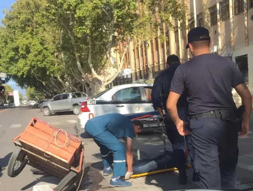 Iba en su moto con un carro y chocó con un auto en pleno centro: quedó herido