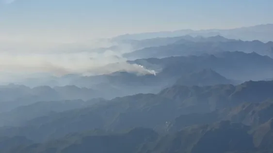 Operativo: caminan una hora y trasladan agua de vertientes en moto para combatir el fuego