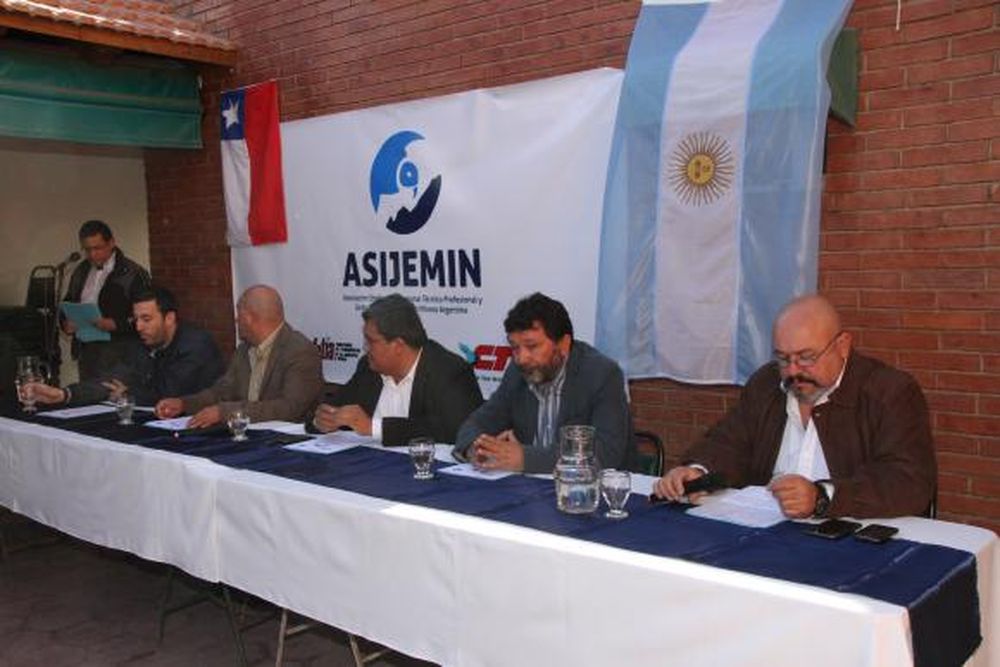 Dos banderas mineras se unen por Pascua Lama