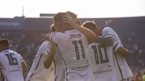 Vélez no se baja de la pelea