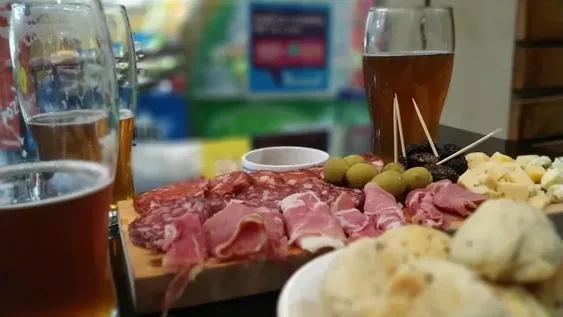 Fiambres, cervezas artesanales y helados artesanales, en Punto Central