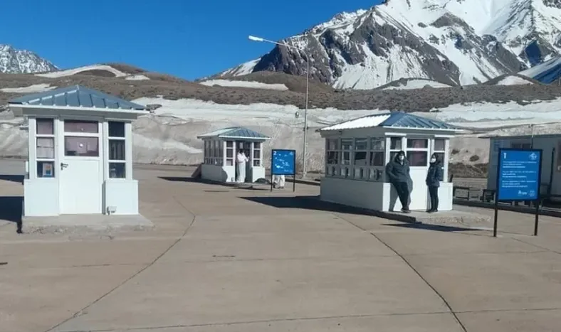 El Paso Cristo Redentor que une a Mendoza con Chile sigue habilitado