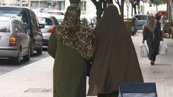 Dos mujeres musulmanas fueron apuñaladas frente a la Torre Eiffel en París