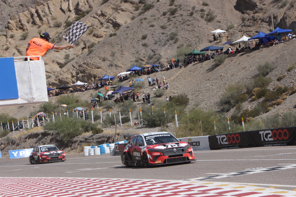 Superior. Matías Rossi no dejó duda alguna en El Zonda. Mostró auto en la clasificación y fue superior en la Final del TC 2000