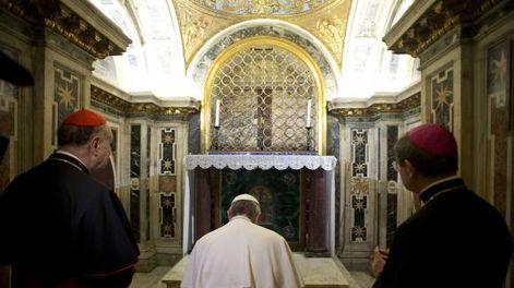 Francisco, primer Papa en visitar la tumba de Pedro