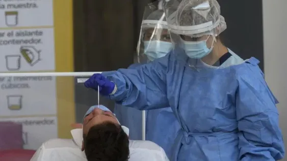 Subieron los números de muertes y contagios diarios por coronavirus en el país