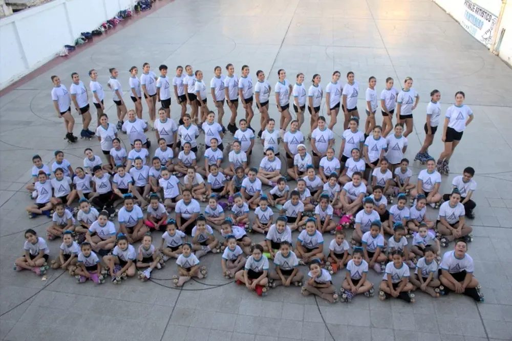 LOS PATINADORES. Gran parte del equipo de más de 150 personas que subirán a escena para recrear Ruedas en el Tiempo.