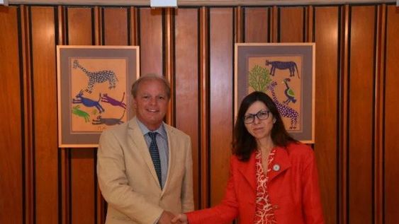 El dólar blue frenó su corrida frenética, bajó $16 y quedó en $322