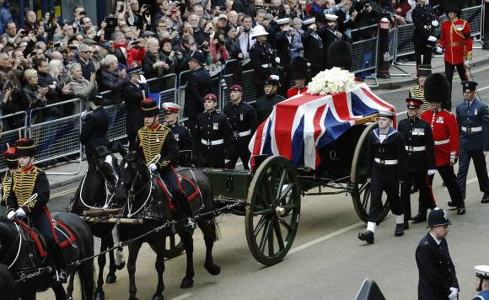 Rosas y silbidos por Thatcher