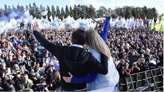 EN LLAMAS. Abrazado a su vicegobernadora, Verónica Magario, Kicillof saluda a la multitud. No mencionó a Cristina ni lo acompañó nadie de La Cámpora.
