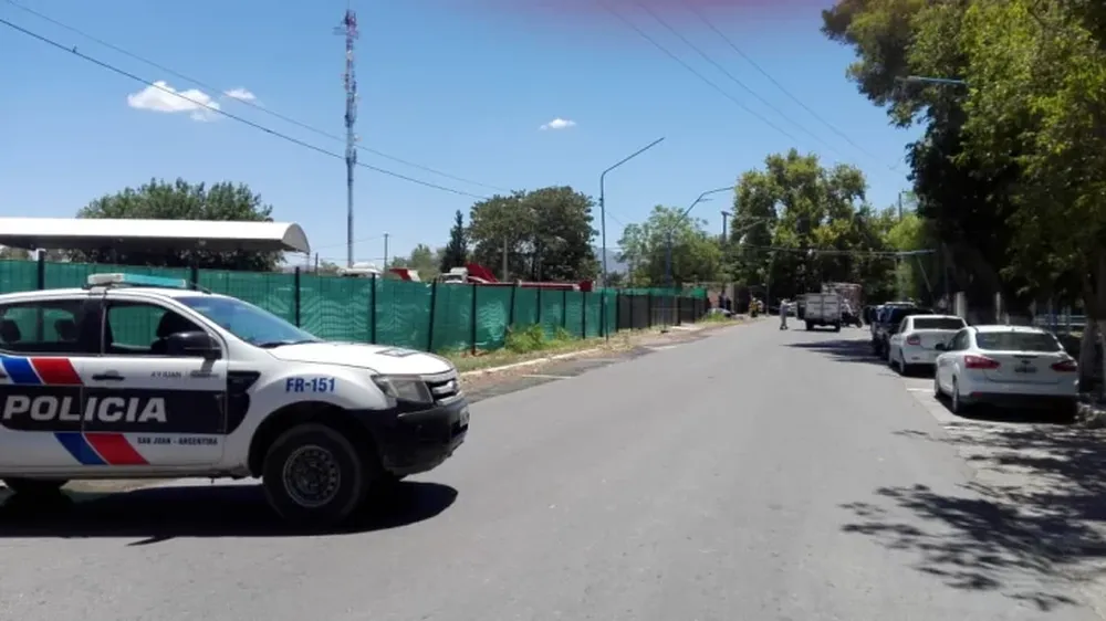También falleció un niño que estaba junto a la mujer en el canal de Albardón