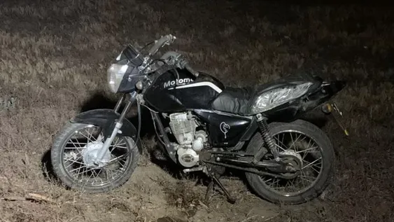Vio pasar una moto sola y creyó que era un fantasma, a 86 m estaba el cadáver del chofer
