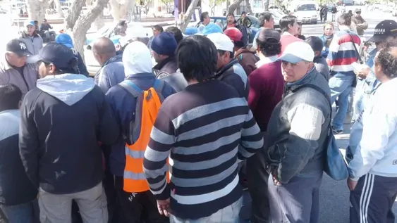 Empleados de Caucete le reclaman a Gil una deuda y la recategorización