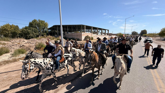 El gobernador Marcelo Orrego lideró el paso de los gauchos.&nbsp;