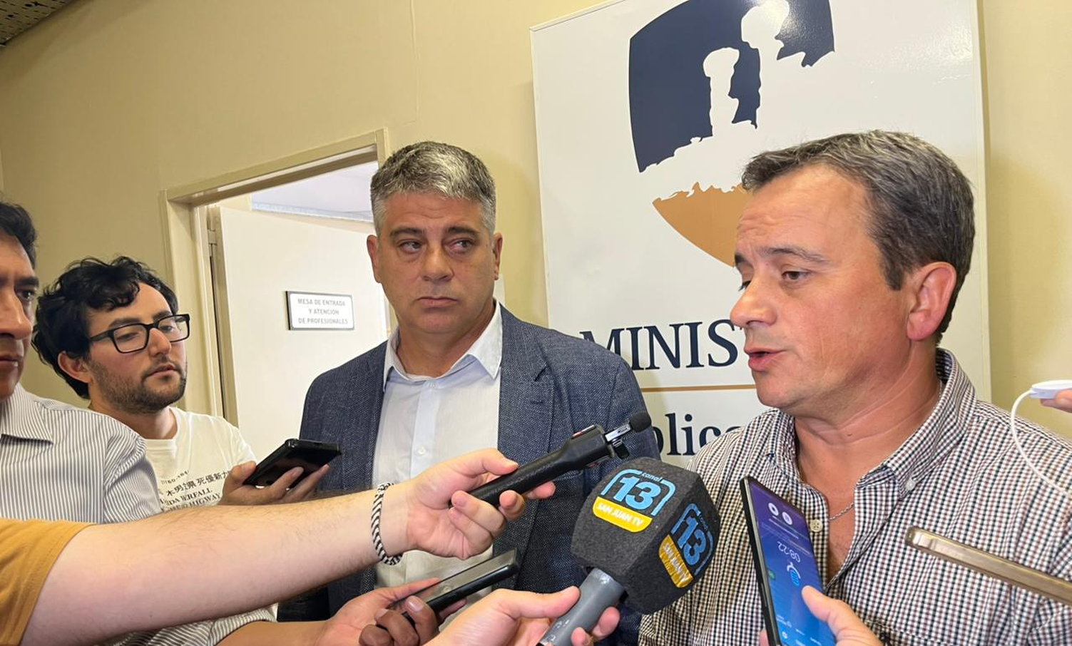 Los fiscales Francisco Pizarro y Sebastián Gómez, junto con un equipo de ayudantes fiscales, son los encargados de llevar a cabo la investigación por la denuncia presentada por Marcelo Arancibia, que pone en la mira presuntas irregularidades en la obra del Acueducto Gran Tulum.&nbsp;