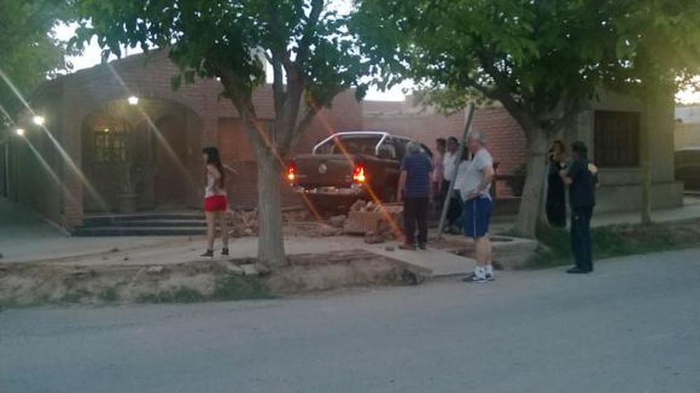 Perdió el control y derrumbó el gabinete del gas de una casa