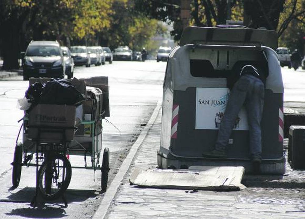 Cartoneros en la mira por romper los contenedores