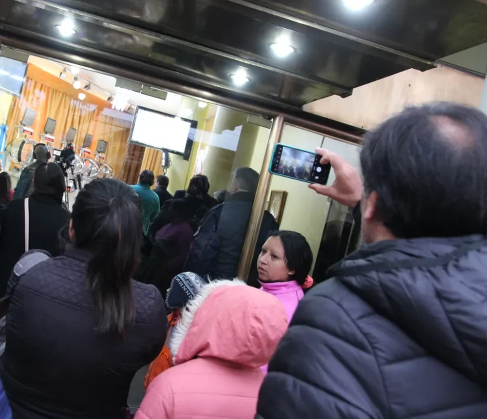 PARTICIPACIÓN. Varias familias sanjuaninas optaron por participar presencialmente del sorteo de las 219 viviendas del IPV que se realizó ayer en las instalaciones de la  Caja de Acción Social.