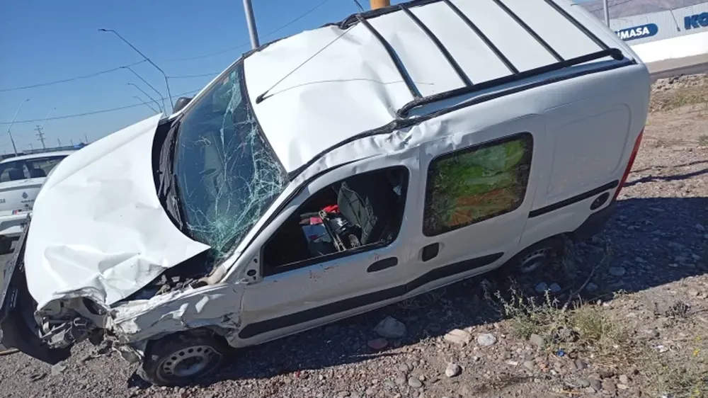 La Kangoo quedó pegada al semáforo.