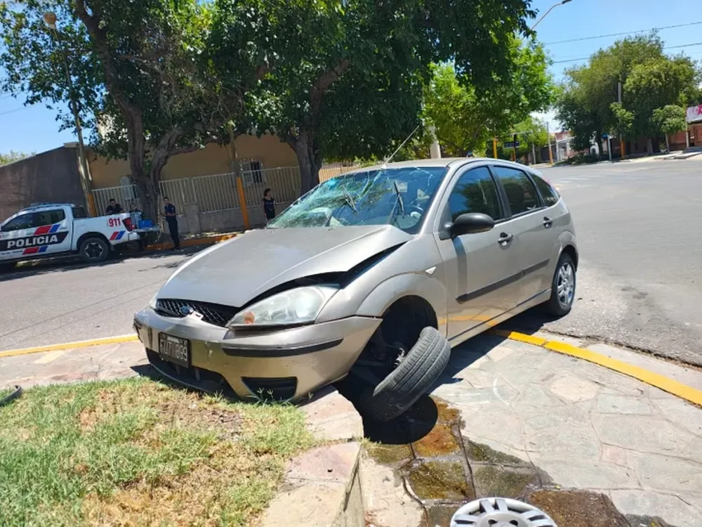 Fuerte impacto entre un taxi y un auto particular dejó a un hombre hospitalizado